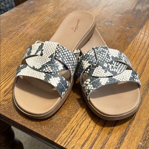 Universal Thread Black and Cream Slide Sandals